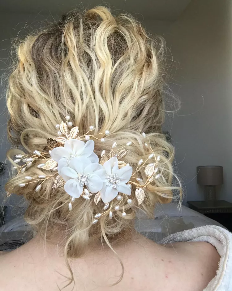 54 Simple Bridal Hairstyles For Curly Hair