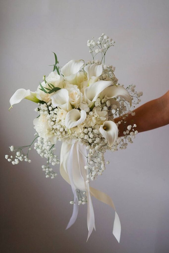 Lily bridal bouquet with calla lilies and baby’s breath