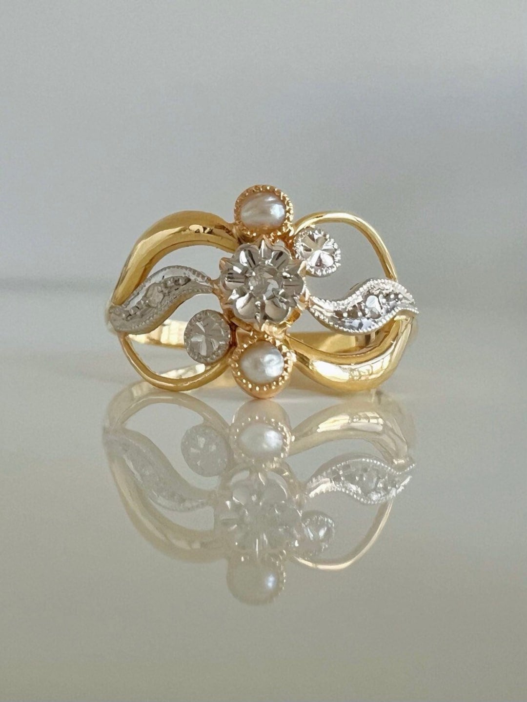 Authentic antique Art Nouveau 18K gold ring