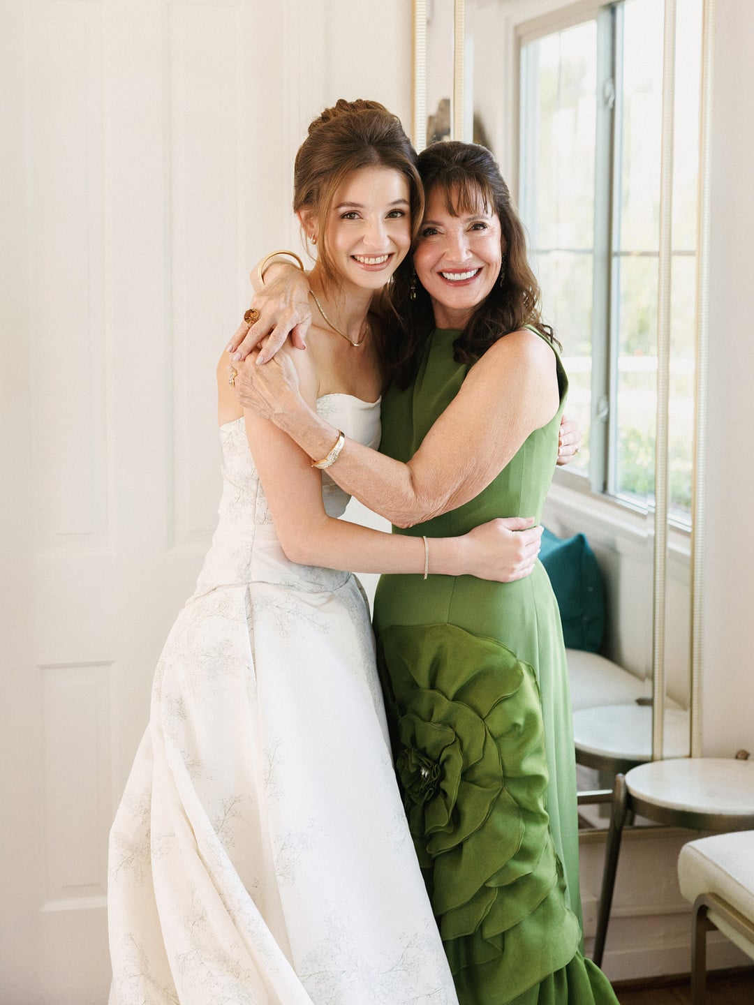 Baylee hugging her mom in the bridal suite before the ceremony